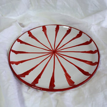 Lade das Bild in den Galerie-Viewer, Handbemalter Keramikteller Sonnenstrahlen - Rot
