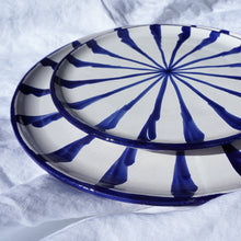 Lade das Bild in den Galerie-Viewer, Handbemalter Keramikteller Sonnenstrahlen - Blau-Teller-Soleo Home
