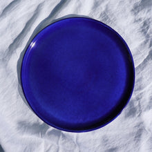 Lade das Bild in den Galerie-Viewer, Handbemalter Keramikteller Unifarben - Blau-Teller-Soleo Home
